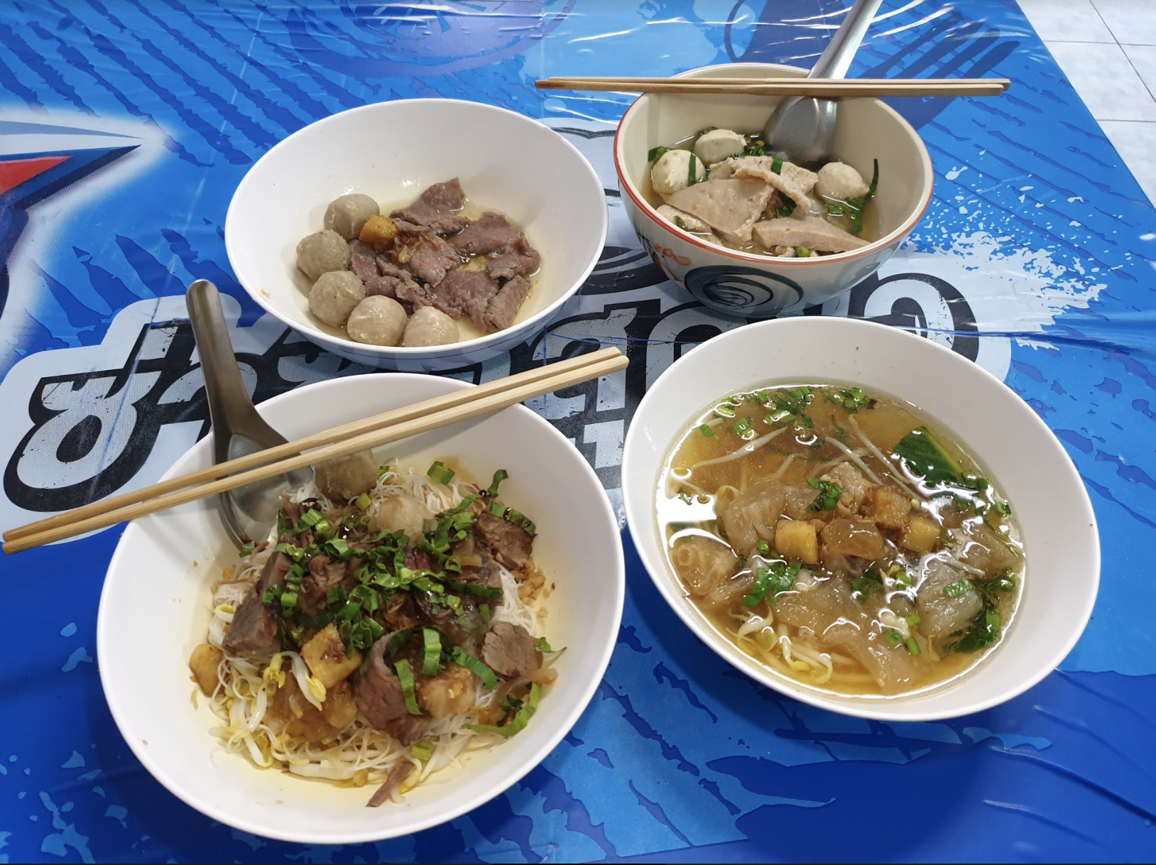 รวมเมนูเด็ดของร้านสันติโอชา ทั้งก๋วยเตี๋ยวน้ำหมู ก๋วยเตี๋ยวแห้งเนื้อเปื่อยเอ็นลูกชิ้น เกาเหลา และเนื้อเปื่อยกับลูกชิ้นเนื้อลวก