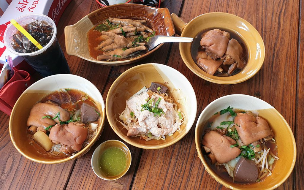 เมนูเด็ดของร้าน ได้แก่ ก๋วยเตี๋ยวขาหมูทั้งน้ำและแห้ง หมูตุ๋น ไก๋ตุ๋น ตีนไก๋ตุ๋น